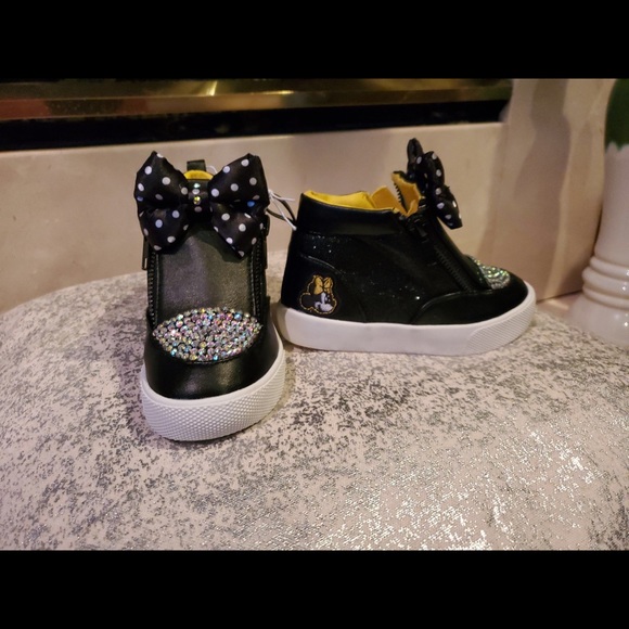 Dazzling vans and converse shoes for children. - Picture 1 of 2